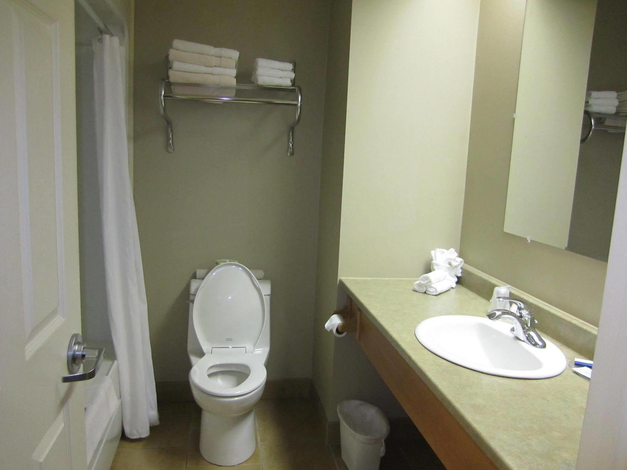 Auberge Bouctouche Inn & Suites Екстериор снимка