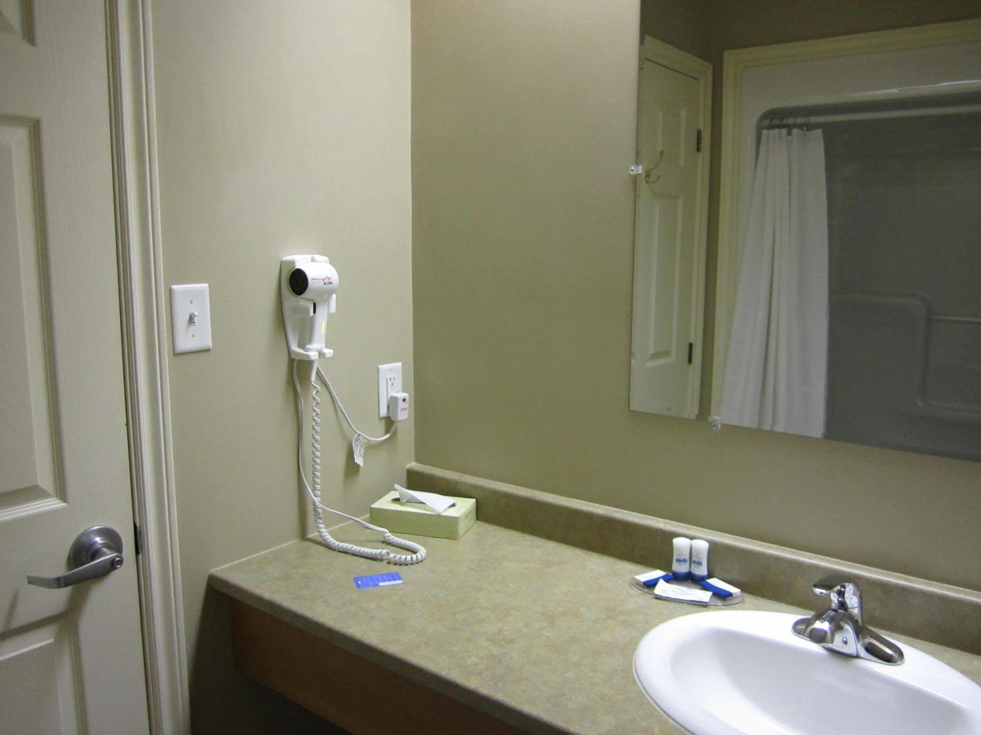 Auberge Bouctouche Inn & Suites Екстериор снимка