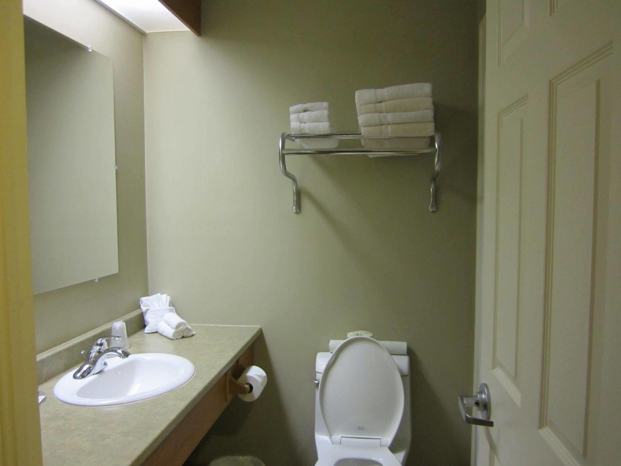 Auberge Bouctouche Inn & Suites Екстериор снимка