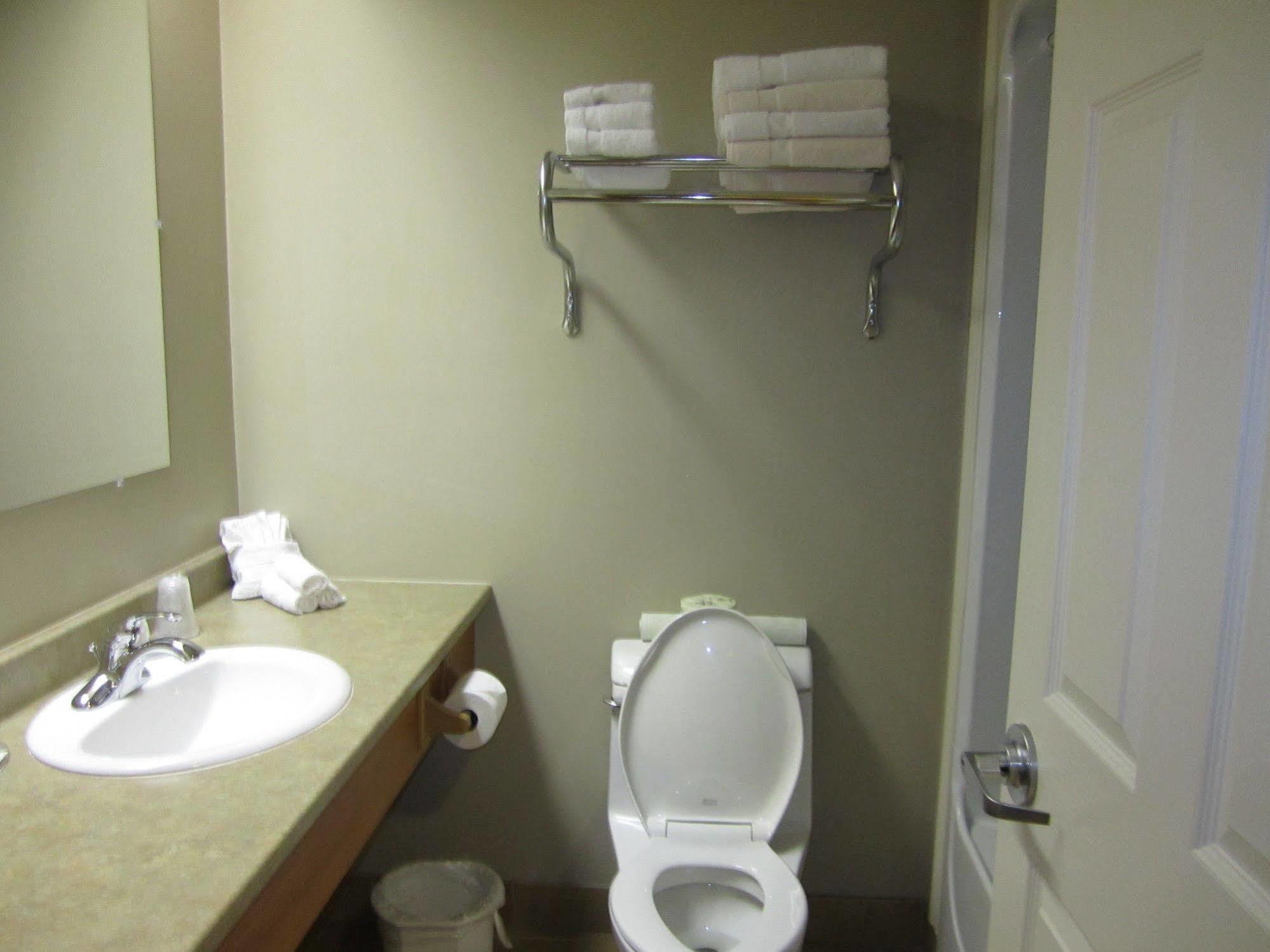 Auberge Bouctouche Inn & Suites Екстериор снимка