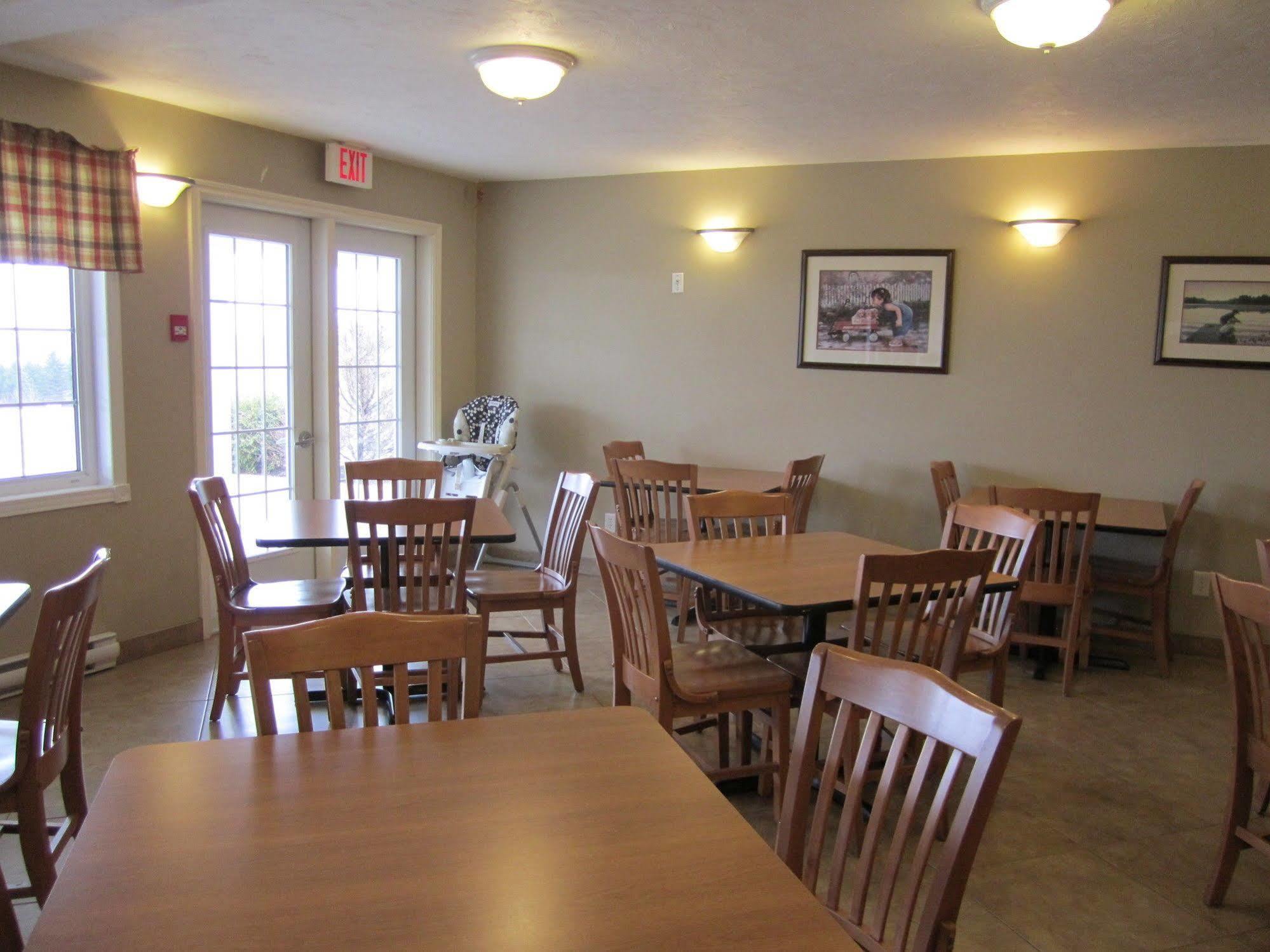Auberge Bouctouche Inn & Suites Екстериор снимка